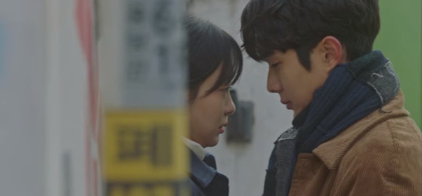Netflix《那年，我們的夏天》崔宇植6個心動攻勢！霸氣壁咚&amp;還約延秀回家喝紅棗茶？小雄終於「懂事」了