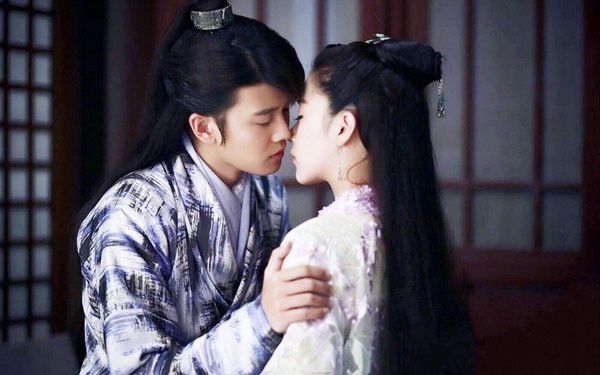 9位陸劇男神「螢幕初吻」！肖戰給了李沁，鄧倫給了楊紫，王一博竟然給了大18歲的她