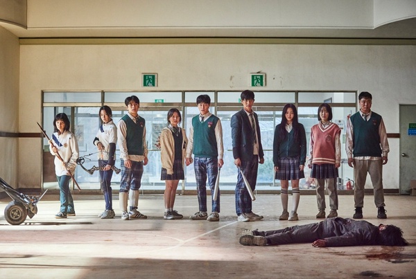 Netflix 1月新上架片單！喪屍韓劇《殭屍校園》引爆期待，賈靜雯&王淨《瀑布》即將上線