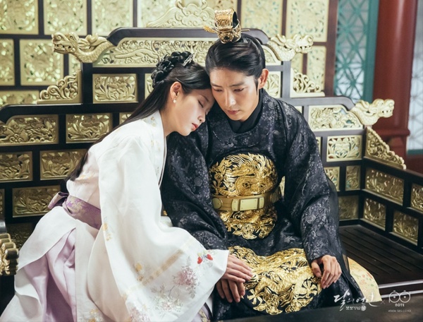 《衣袖》祘任重逢！「戲裡悲劇戲外甜蜜」的CP，宋仲基全汝彬「高甜售後」不輸IU李準基