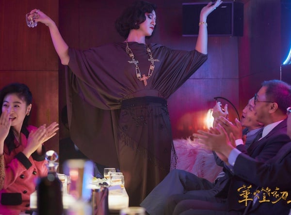 Netflix《華燈初上2》吳慷仁有18禁戲份?劇本沒寫4個即興,寶媽媽不收阿季,竟是吳慷仁現場發揮?