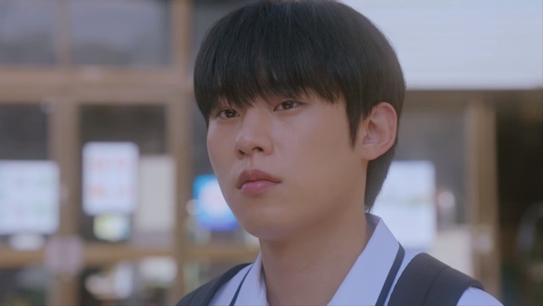 Netflix《那年，我們的夏天》志雄實慘！不只是愛情的局外人，「渴望的愛從來沒得到」親媽傷害了他一生