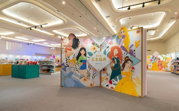 南西三越《迪士尼公主限定店》登場！夢幻公主打卡點，150cm小美人魚抱枕、地墊必收