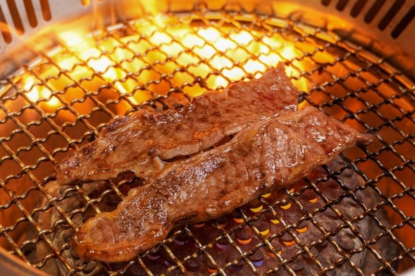 台北燒肉推薦！胡同「一牛楽」日本和牛、極厚牛舌必吃，馬辣推吃到飽「夯下去燒肉」