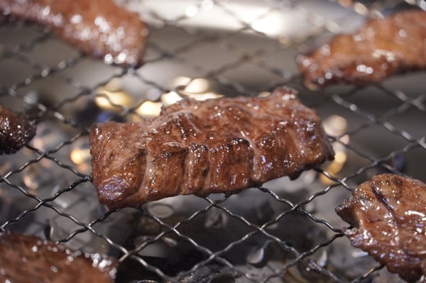 台北燒肉推薦！胡同「一牛楽」日本和牛、極厚牛舌必吃，馬辣推吃到飽「夯下去燒肉」