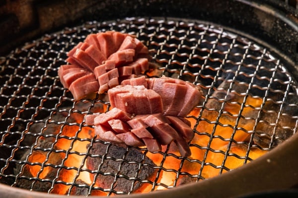 台北燒肉推薦！胡同「一牛楽」日本和牛、極厚牛舌必吃，馬辣推吃到飽「夯下去燒肉」