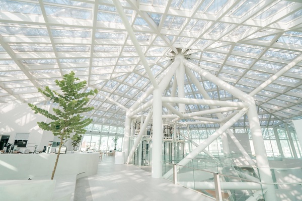 台南景點再+1！「南美春室The POOL」插旗美術館，絕美玻璃天井，陽光灑落好夢幻！
