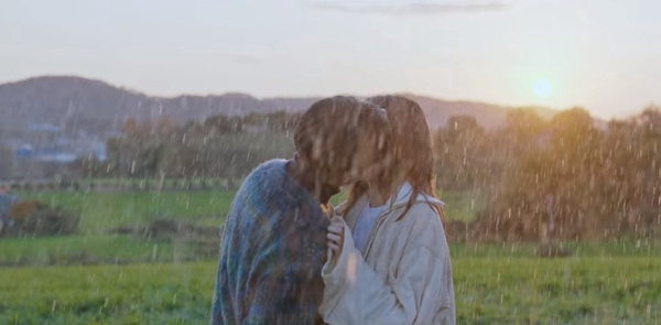 Netflix《那年，我們的夏天》前後呼應！狗狗這幕暗示小雄會離開？2次雨中吻，小雄都「走進延秀的心」