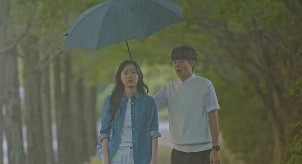 Netflix《那年，我們的夏天》前後呼應！狗狗這幕暗示小雄會離開？2次雨中吻，小雄都「走進延秀的心」