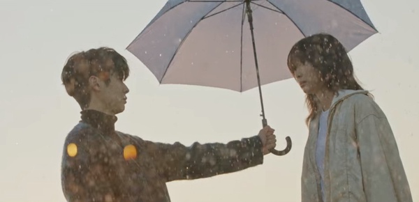 Netflix《那年，我們的夏天》前後呼應！狗狗這幕暗示小雄會離開？2次雨中吻，小雄都「走進延秀的心」