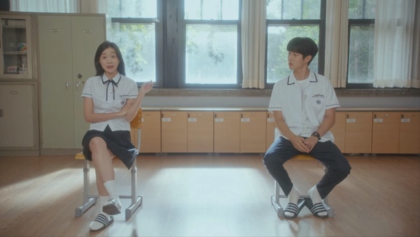 Netflix《那年，我們的夏天》前後呼應！狗狗這幕暗示小雄會離開？2次雨中吻，小雄都「走進延秀的心」