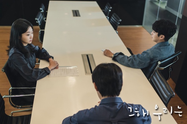 Netflix《那年，我們的夏天》前後呼應！狗狗這幕暗示小雄會離開？2次雨中吻，小雄都「走進延秀的心」