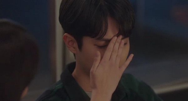Netflix《那年，我們的夏天》前後呼應！狗狗這幕暗示小雄會離開？2次雨中吻，小雄都「走進延秀的心」