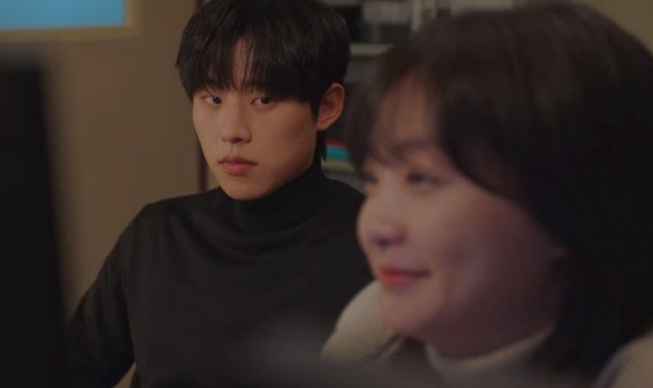 Netflix《那年，我們的夏天》前後呼應！狗狗這幕暗示小雄會離開？2次雨中吻，小雄都「走進延秀的心」