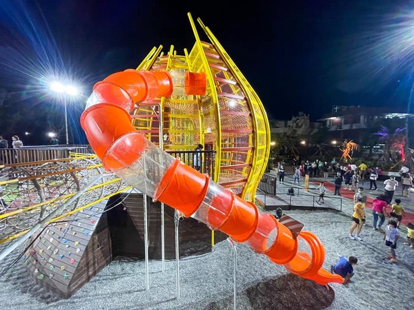 屏東新景點！全台首座「洋蔥大福遊樂園」，九公尺高溜滑梯，夜景超美還能拜土地公！
