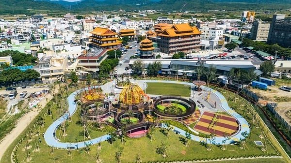 屏東新景點！全台首座「洋蔥大福遊樂園」，九公尺高溜滑梯，夜景超美還能拜土地公！