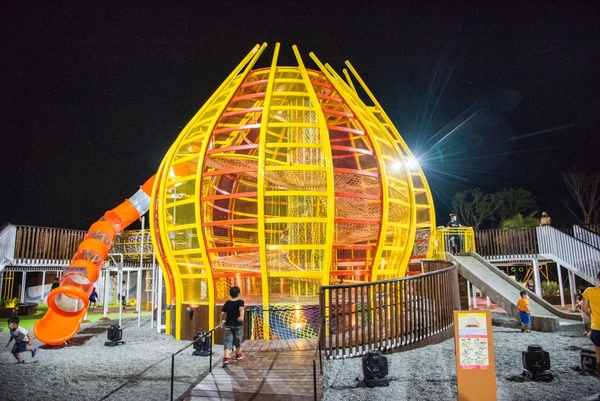 屏東新景點！全台首座「洋蔥大福遊樂園」，九公尺高溜滑梯，夜景超美還能拜土地公！