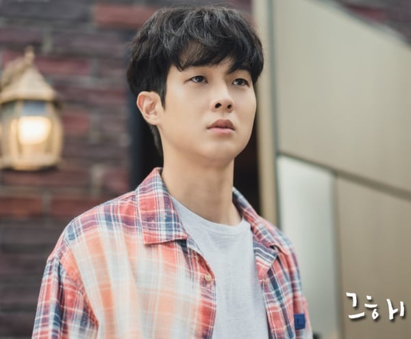 Netflix《那年，我們的夏天》9個「劇版沒拍」漫畫情節！10年前「逃跑」原因，是雄說了讓延秀傷心的話