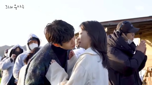Netflix《那年，我們的夏天》結局戲外7個「高甜瞬間」！崔宇植吻戲真情流露？NG了手卻「牽著不放」？