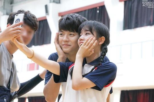 Netflix《殭屍校園》6位「高顏值主角」！《魷魚遊戲》李瑜美甜又媚，朴所羅門當車銀優情敵也不輸?
