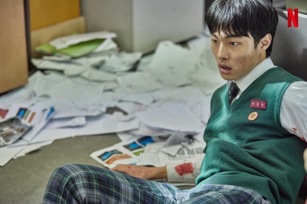 Netflix《殭屍校園》6位「高顏值主角」！《魷魚遊戲》李瑜美甜又媚，朴所羅門當車銀優情敵也不輸?