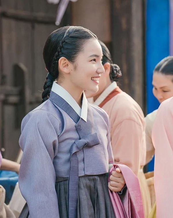 Netflix《殭屍校園》6位「高顏值主角」！《魷魚遊戲》李瑜美甜又媚，朴所羅門當車銀優情敵也不輸?