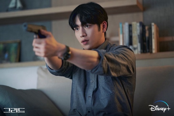 徐康俊Disney+原創劇《迷網追兇》預告出爐！2/16攜手金亞中調查「幽靈」真面目！