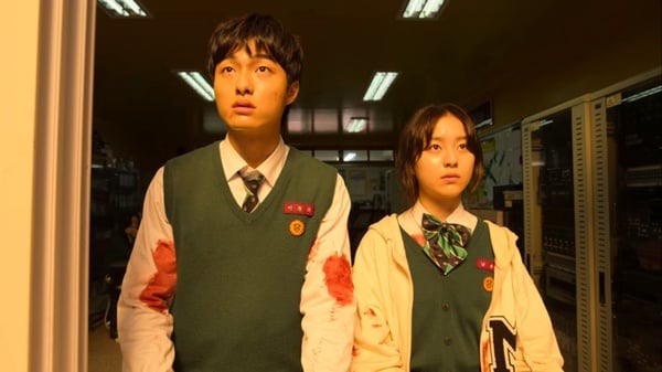 《殭屍校園》劇版&漫畫9差異！溫召三角戀是魔改、漫畫娜延殺了老師，班長結局改最多！