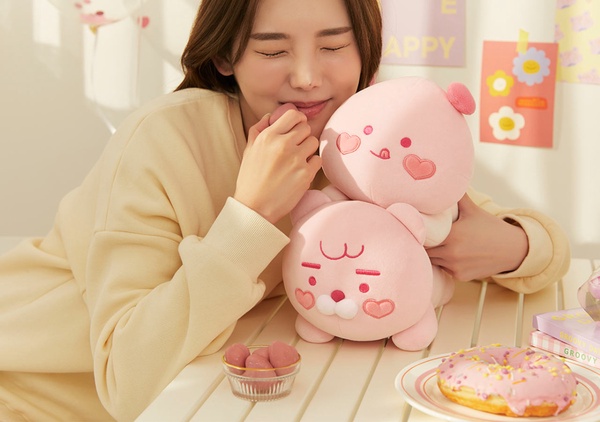萊恩變成粉紅色啦！KakaoFriends「粉紅萊恩系列」浪漫登場，64cm愛心眼萊恩超融化