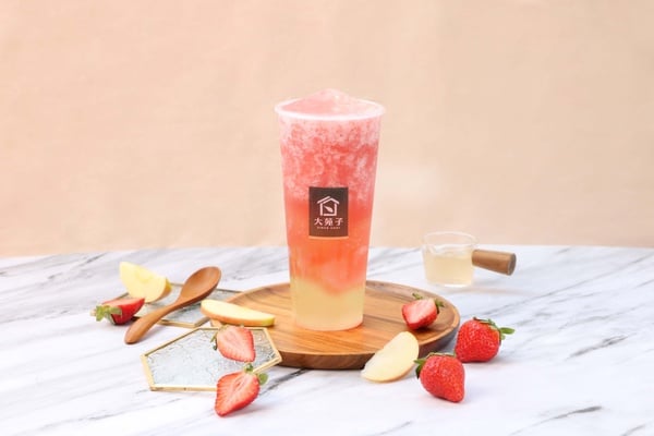 草莓季必喝草莓飲品！大苑子「莓好艾波」新鮮草莓+Q彈愛玉必喝，加柳丁汁優惠7折開喝