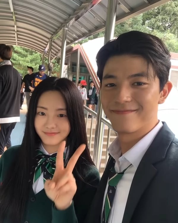 《殭屍校園》幕後趣事！「秀赫愛班長」有原因、喪屍真的嚇到路人，周子瑜默默客串了？