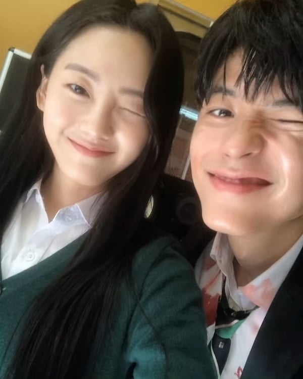 《殭屍校園》幕後趣事！「秀赫愛班長」有原因、喪屍真的嚇到路人，周子瑜默默客串了？