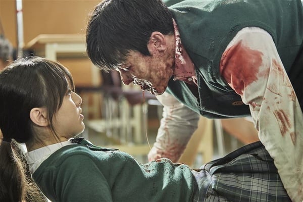 《殭屍校園》幕後趣事！「秀赫愛班長」有原因、喪屍真的嚇到路人，周子瑜默默客串了？