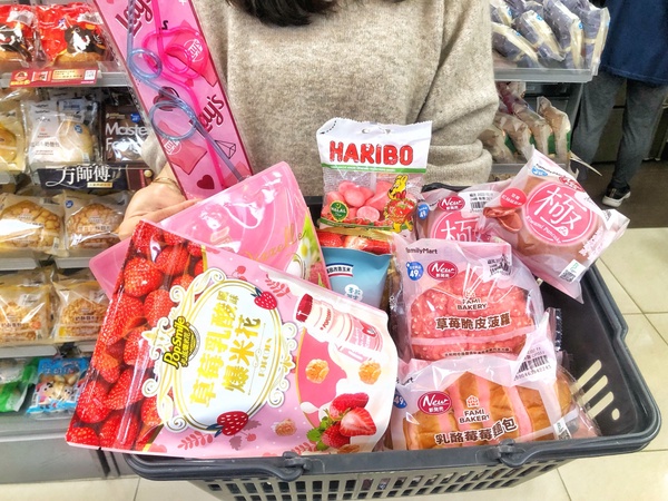 全家草莓季！全家草莓季推草莓鬆餅、草莓牛奶泡芙，櫻花杯同步登場，再抽1元飲品