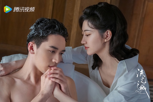 陸劇9對最上頭的「年下戀CP」！金晨＆王子異「成人式」吻戲超慾，景甜＆許魏洲也好甜