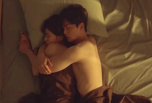 Netflix引熱議的「羞羞情節」！《解禁男女》綑綁吻、《以吾之名》韓素希「裸背吻」尺度都不算最大