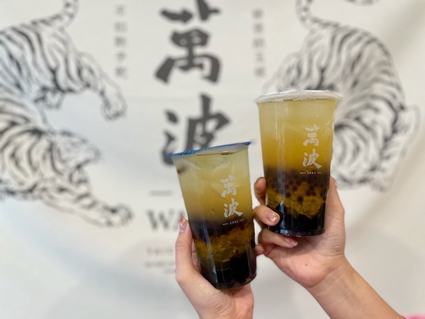 挑戰50嵐一號四季春珍波椰！萬波新品「金萱珍波粉」粉粿新加料必喝，滿滿配料太讚