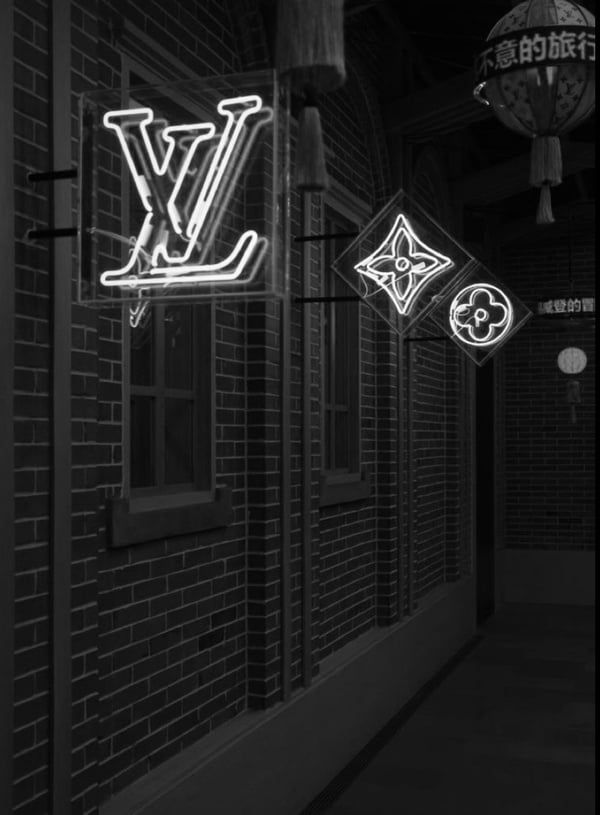 「精品質感風」手機桌布特搜！LV、YSL、CHANEL店景圖絕美，LOEWE、GUCCI時尚迷必收藏