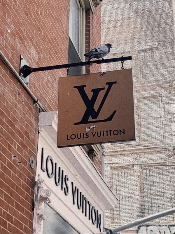 「精品質感風」手機桌布特搜！LV、YSL、CHANEL店景圖絕美，LOEWE、GUCCI時尚迷必收藏