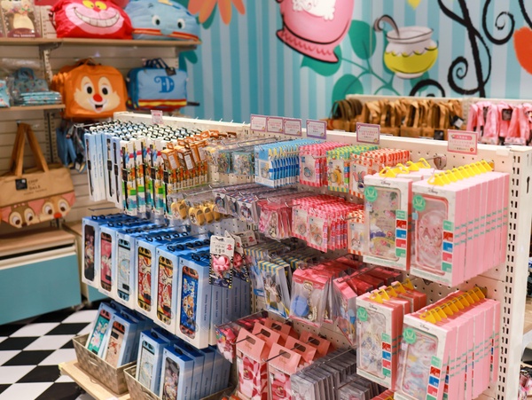 全台首間！迪士尼快閃店「愛麗絲夢遊仙境」高雄新開幕，巨大茶壺、撲克牌桌超欠拍