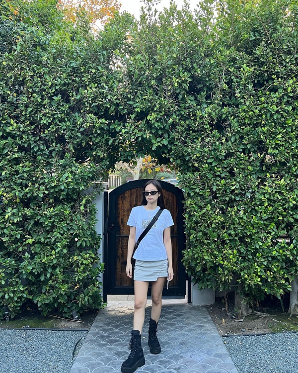 Jennie的「極簡白衣」穿搭術！白襯衫、白T...基本款穿出新風格