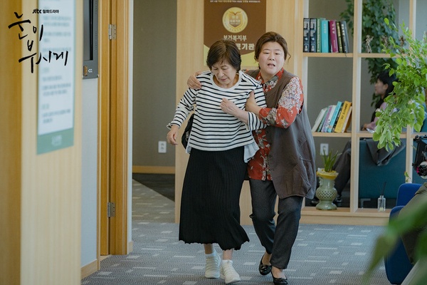 關於《我們的藍調》李姃垠6件事！韓劇「國民媽媽」、演什麼像什麼，出道28年才爆紅！