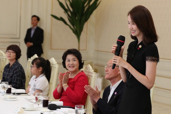 李英愛捐700萬助梨泰院遇難家屬！韓星暖心事蹟：玄彬當兵送暖，她更是把愛迫降在家鄉