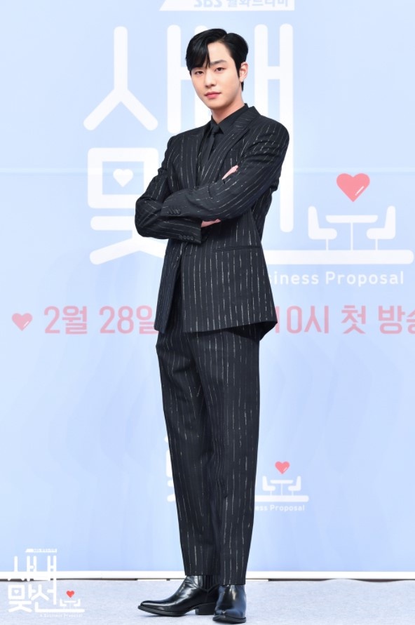長太高！《二十五二十一》南柱赫187cm「頂到地鐵天花板」，《氣象廳的人們》宋江186比門高，李敏鎬真低調不了