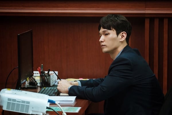 《少年法庭》8位配角介紹！「白成友」演員是28歲女星，這兩人曾在《殭屍校園》演師生
