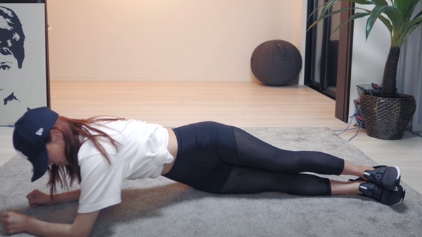 動作一:側躺抬腿