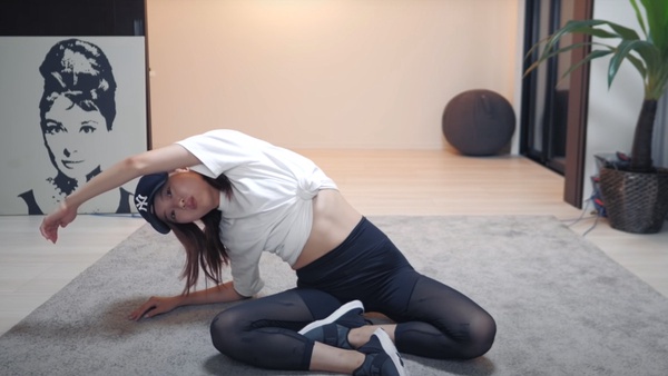 動作一:側躺抬腿