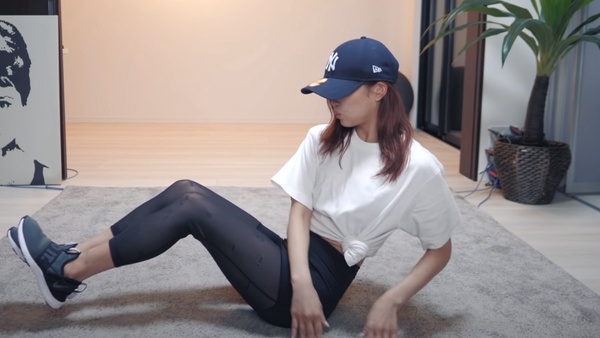 動作一:側躺抬腿