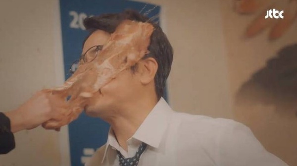《社內相親》「豬排甩耳光」不是最扯！韓劇獵奇的「食物耳光」，五花肉耳光還不是最噁