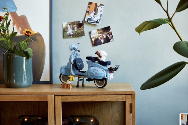 樂高LEGO最新聯名「偉士牌 Vespa 125」必入手！藍綠色復古機車，帶你重遊懷舊義大利！